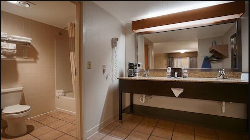 Guest room with one king bed