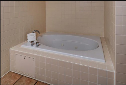 Guest room with one king bed